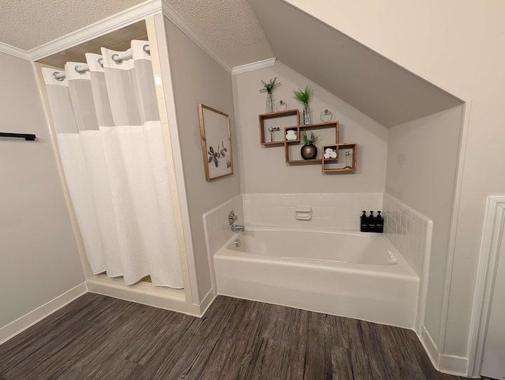 NA986 — Campbellton Drive Spacious Colonial Retreat
