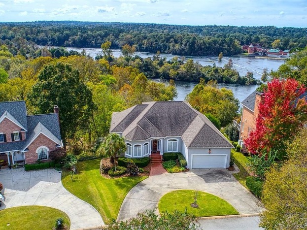 NA845 — River Bluff Drive Riverfront Retreat