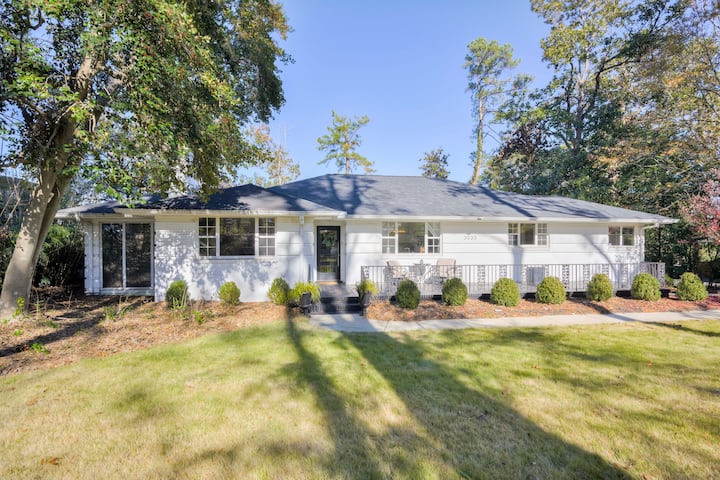 AU3033 — Lake Forest Dr Forest Hills Retreat