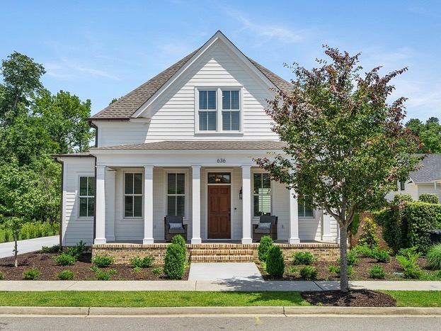 NA636 — Railroad Avenue Riverfront Retreat