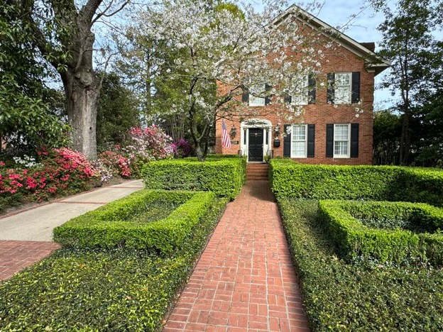 AU1208 — Glenn Avenue Summerville Retreat