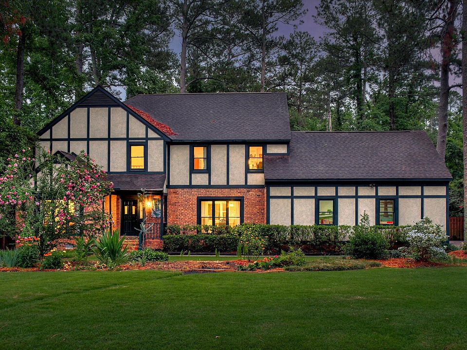 AU710 — Somerset Way Poolside Retreat